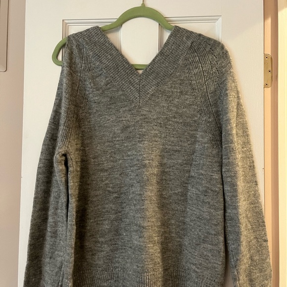 Peyton Jensen S v neck front/back sweater. Cut out open 1 shoulder. Gray - Picture 2 of 4